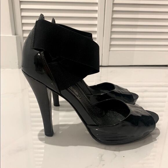 BCBG *COMFORTABLE* Monroe PATENT PLATFORM SANDALS - Picture 1 of 11